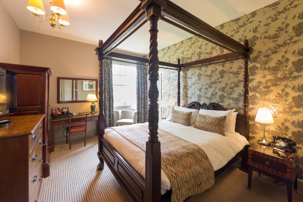 The Crown Manor House Hotel