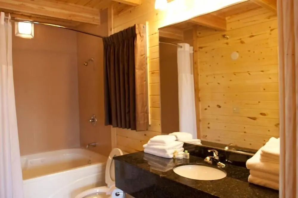 Cabins of Mackinac & Lodge
