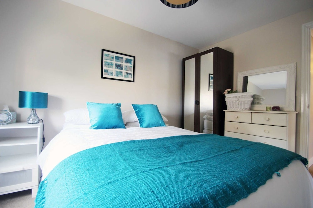 1 Bedroom Apartment With Views of the Docklands in Stepney