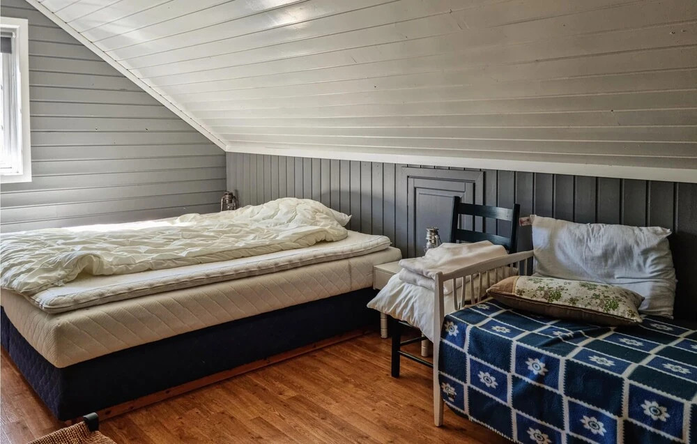 5 Bedroom Lake Front Home In Hornnes