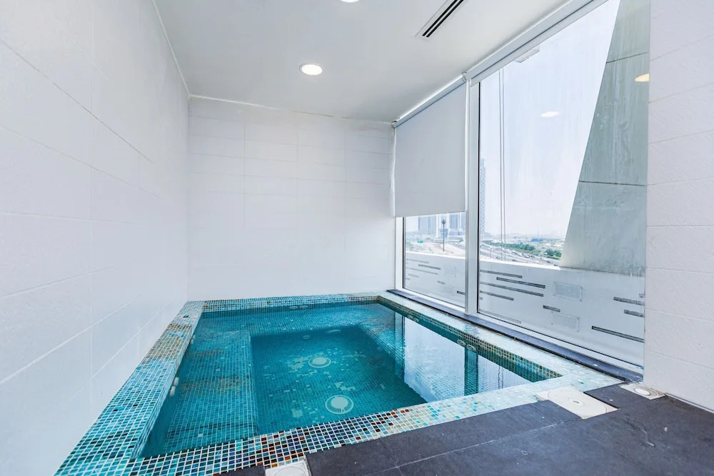 Waves - Chic Studio With Balcony Overlooking City Views