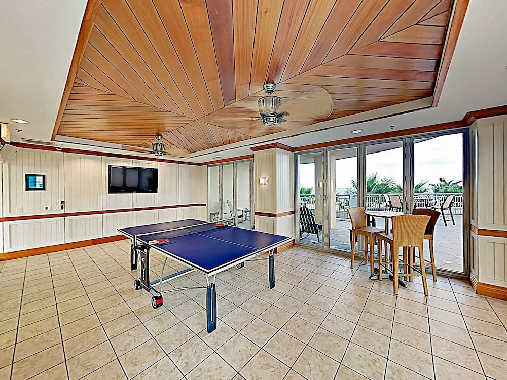 New Listing! Luxe Beachfront Oasis W/ Pools & Gym 2 Bedroom Condo
