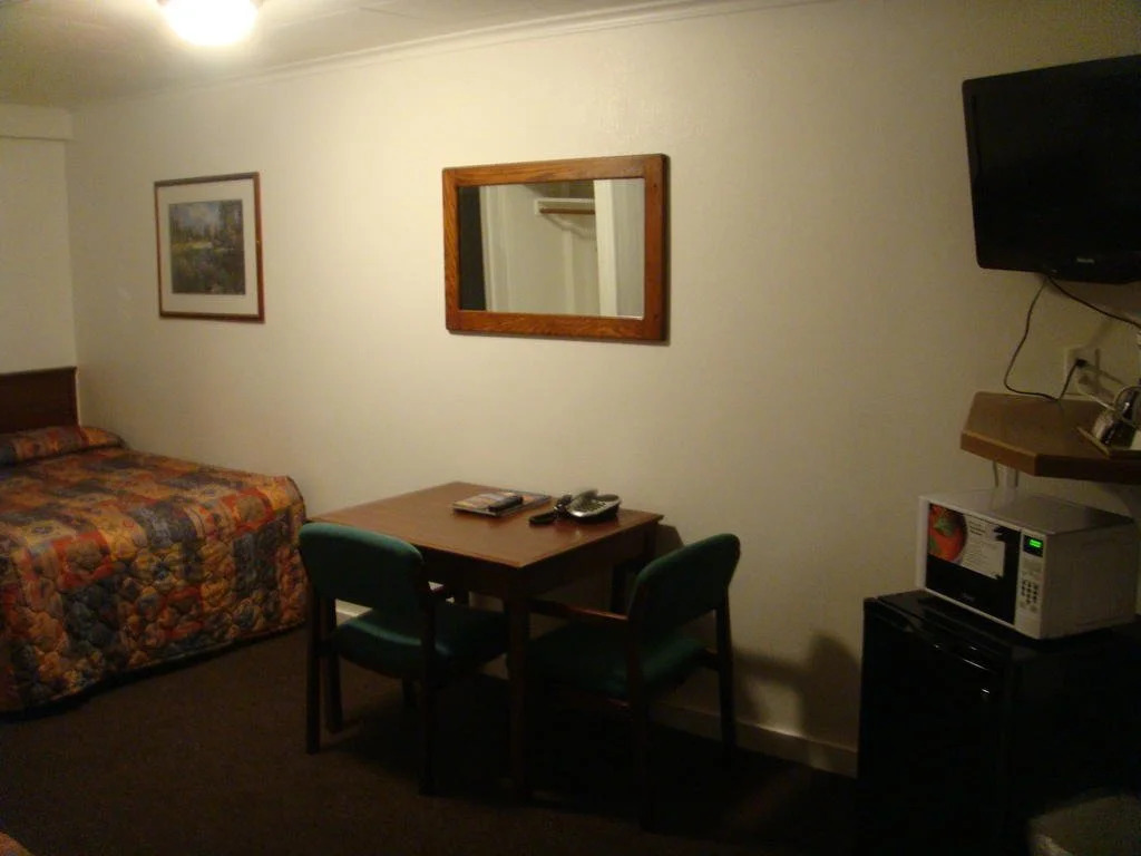 Chalet Motel - Affordable Stay in Central Bend