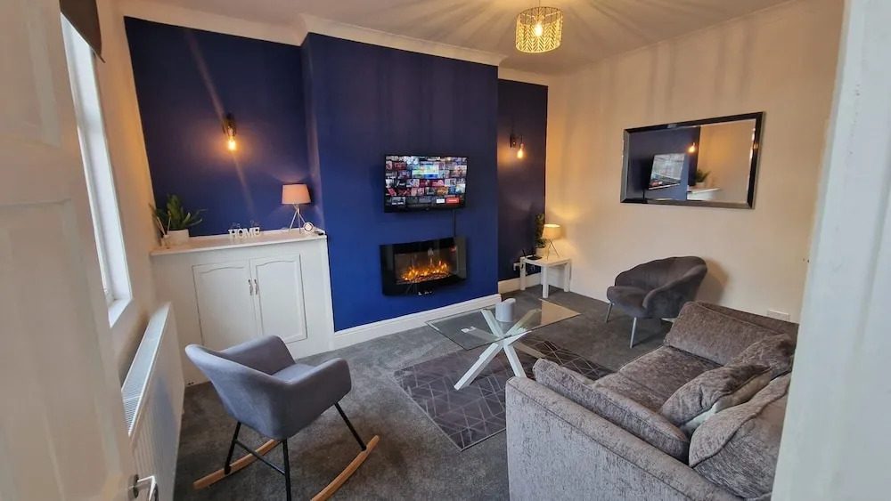 2-bed Home - Sleeps 4, Parking & Garden