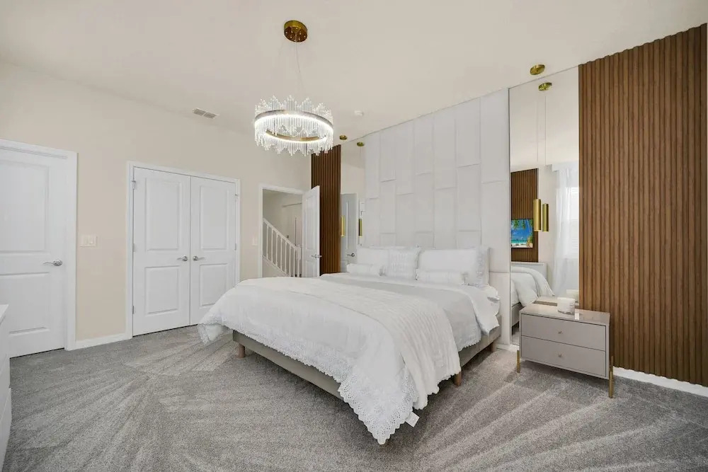 Chic 10br Retreat With Themed Rooms & Pool