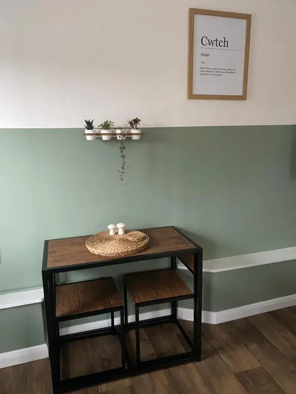 The Cwtch,Self Contained Coastal Annex Freshwater (Adults Only)