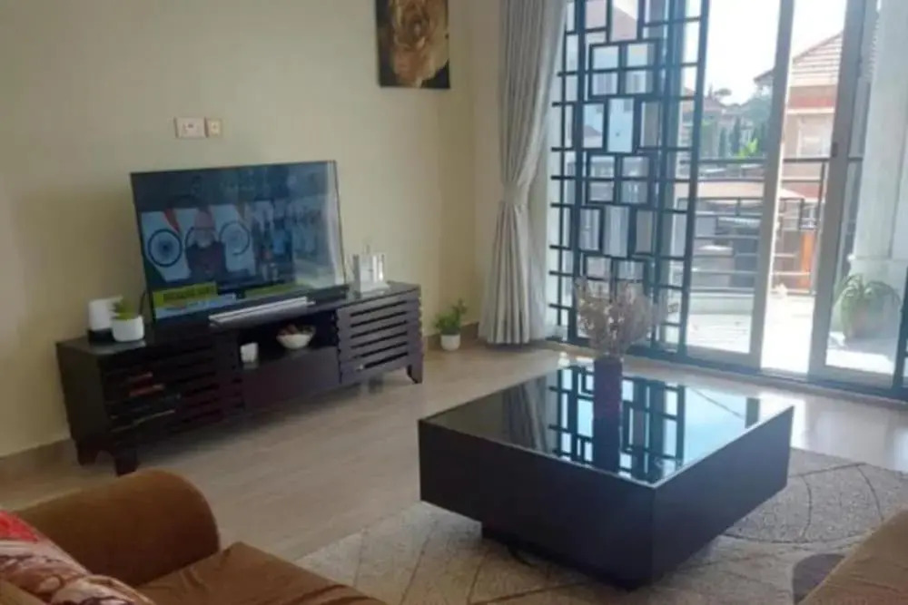 Cozy 2-bed Apartment in Akright City, Bwebajja