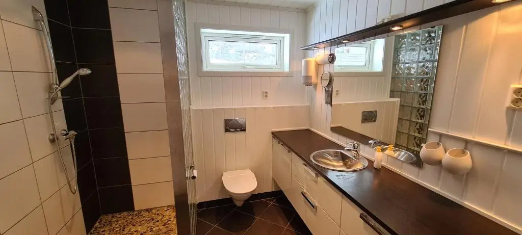 Cheerful 4-bedroom home with fireplace, 1,5km from Flåm center