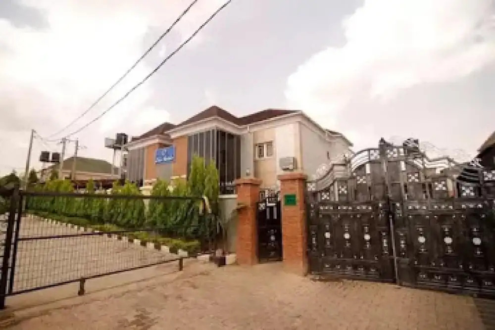 Lois Hotel