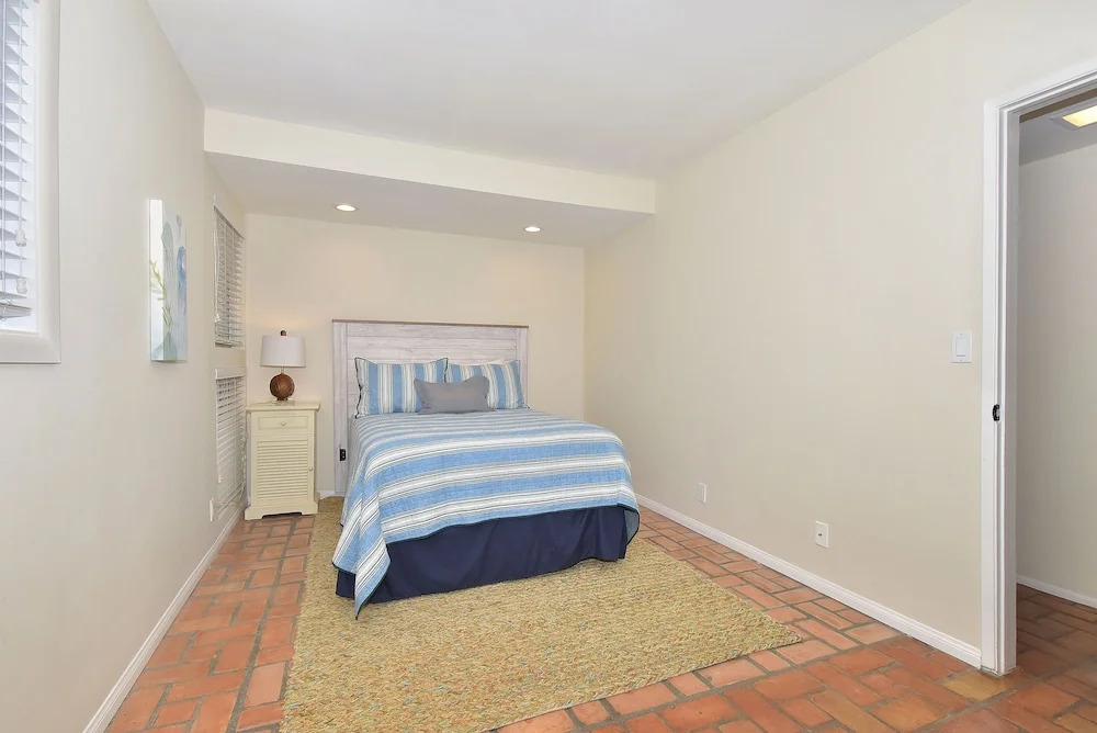 925 W Bay Ave 4 Bedroom Home