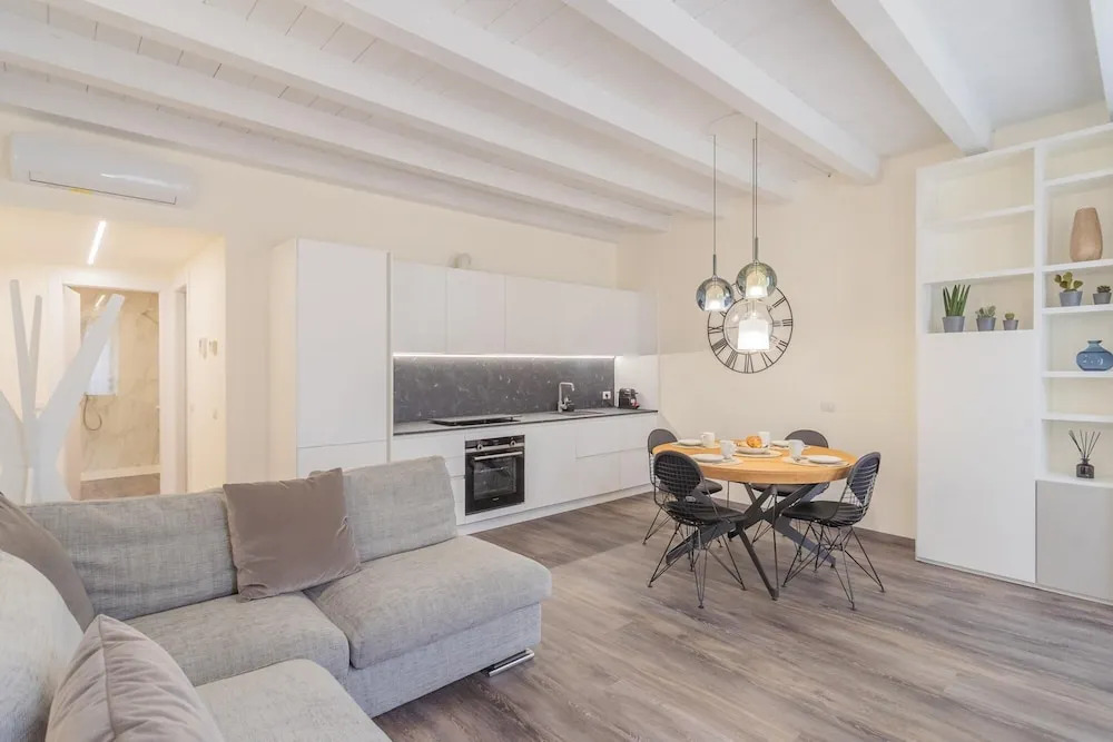Modern & Stylish Apartment in Como City by Rent all Como