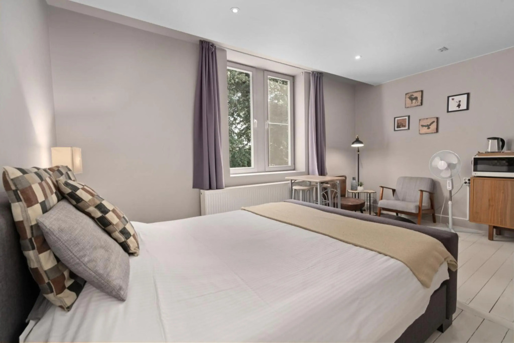 Spacious Guest Suites near Historic Market - 5 Min Walk