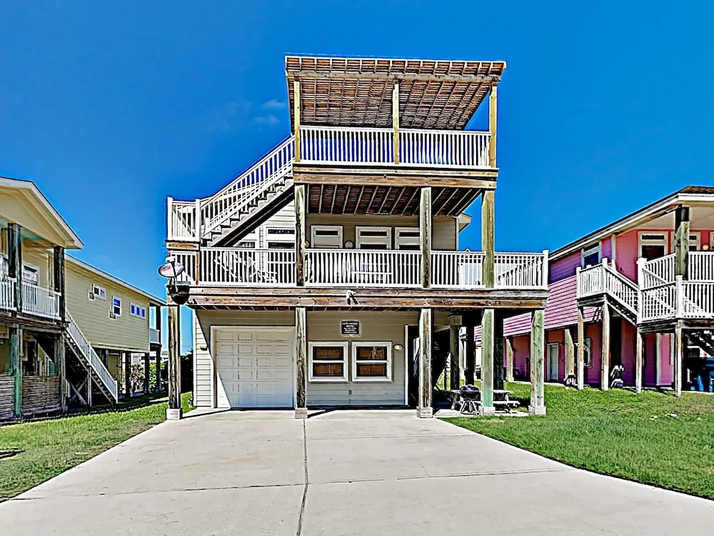 Coastal Getaway - Pool & Gulf Views, Walk To Beach 5 Bedroom Home
