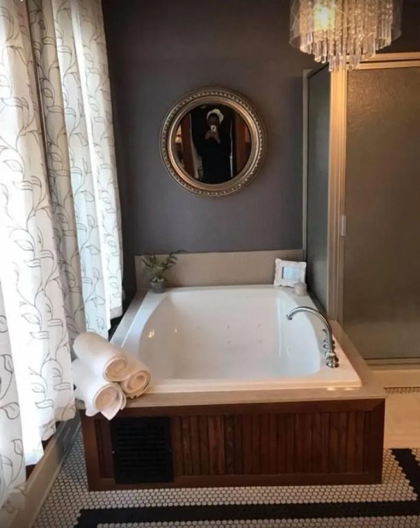 Evans Holly Grove Inn B&B