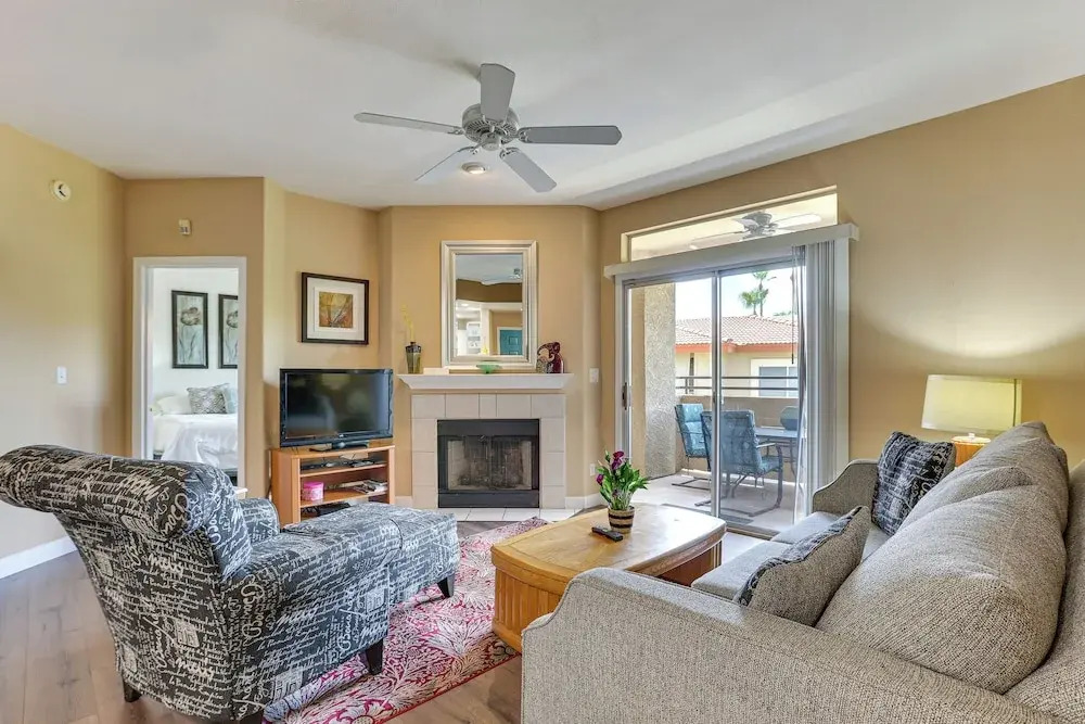14 Mi to Dtwn: Phoenix Condo w/ Balcony & Spa!