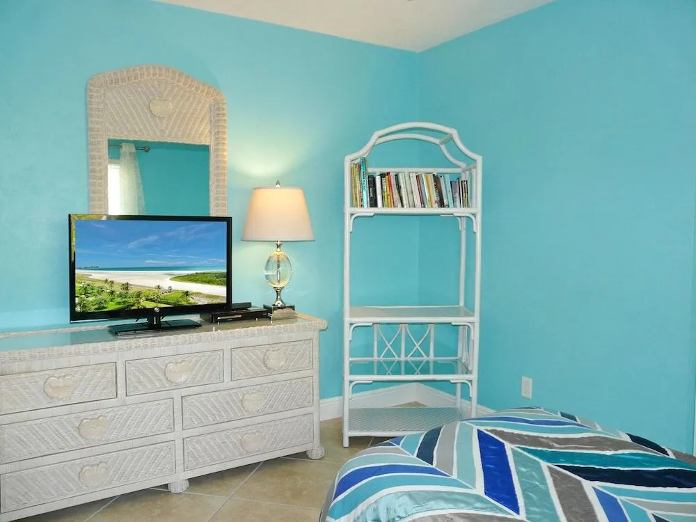 Centrally Located Pet-friendly Home With spa and Pool
