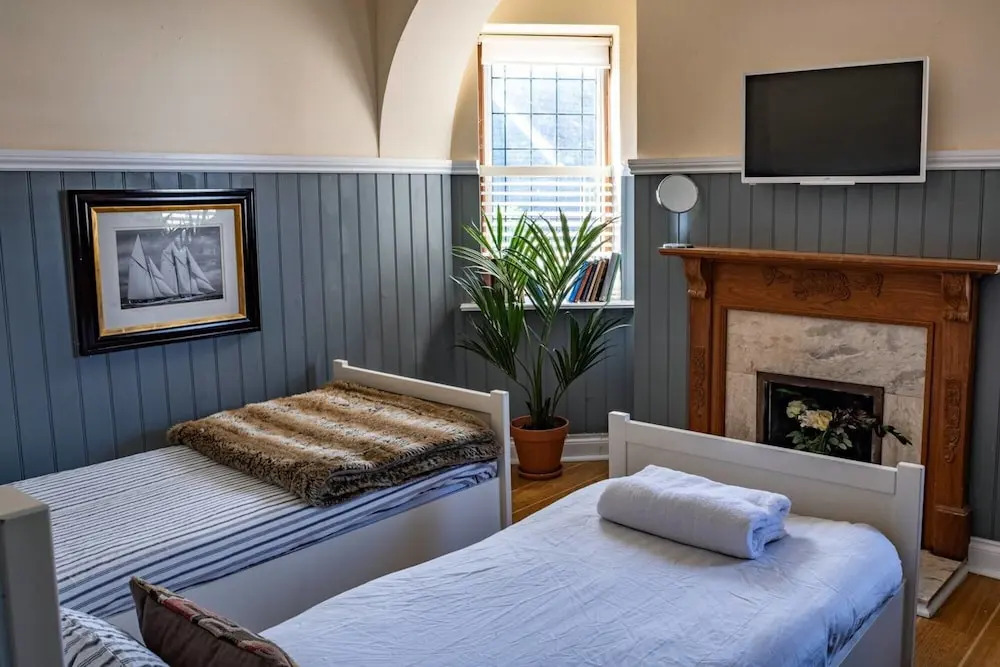 Garden House / 5-bed Home on Osea Island, Essex