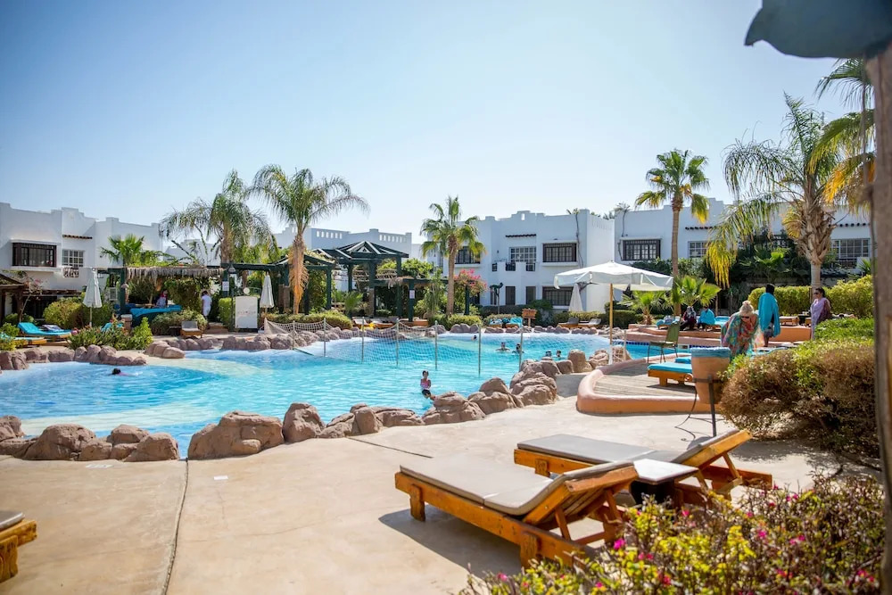 One Bedroom Apart Deep Purple by Pool