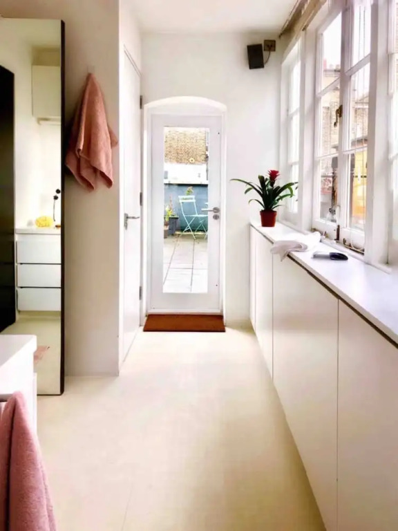 Sunny Boutique Apartment With Private Roof Terrace