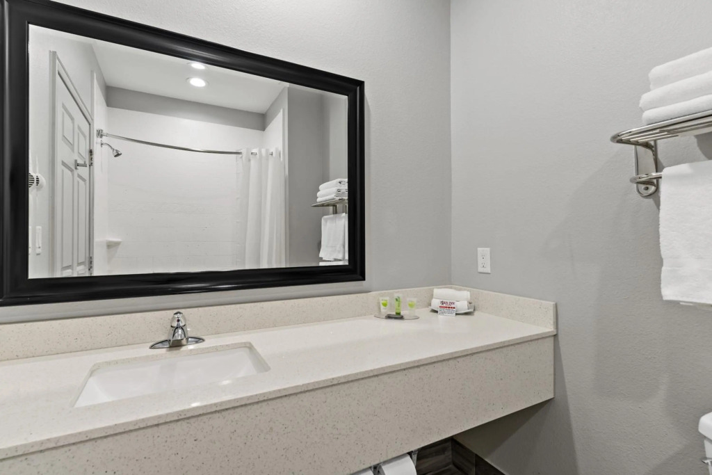Paris Inn & Suites