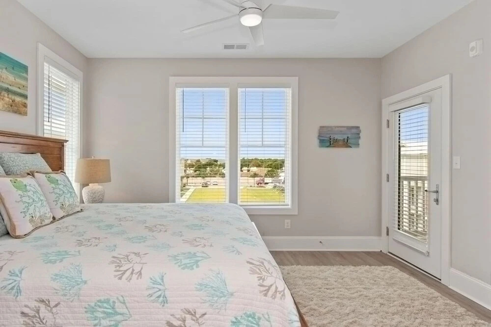 Luxury Beach Condo 5 Min Walk to Beach Shops