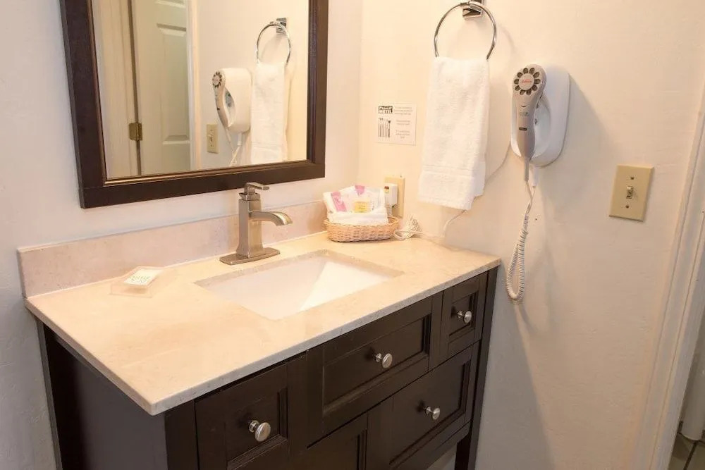 Pines Inn & Suites