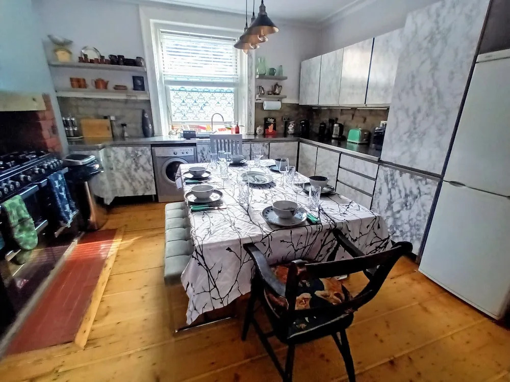 Hebden Bridge - House - Sleeps 8 - Pet Friendly