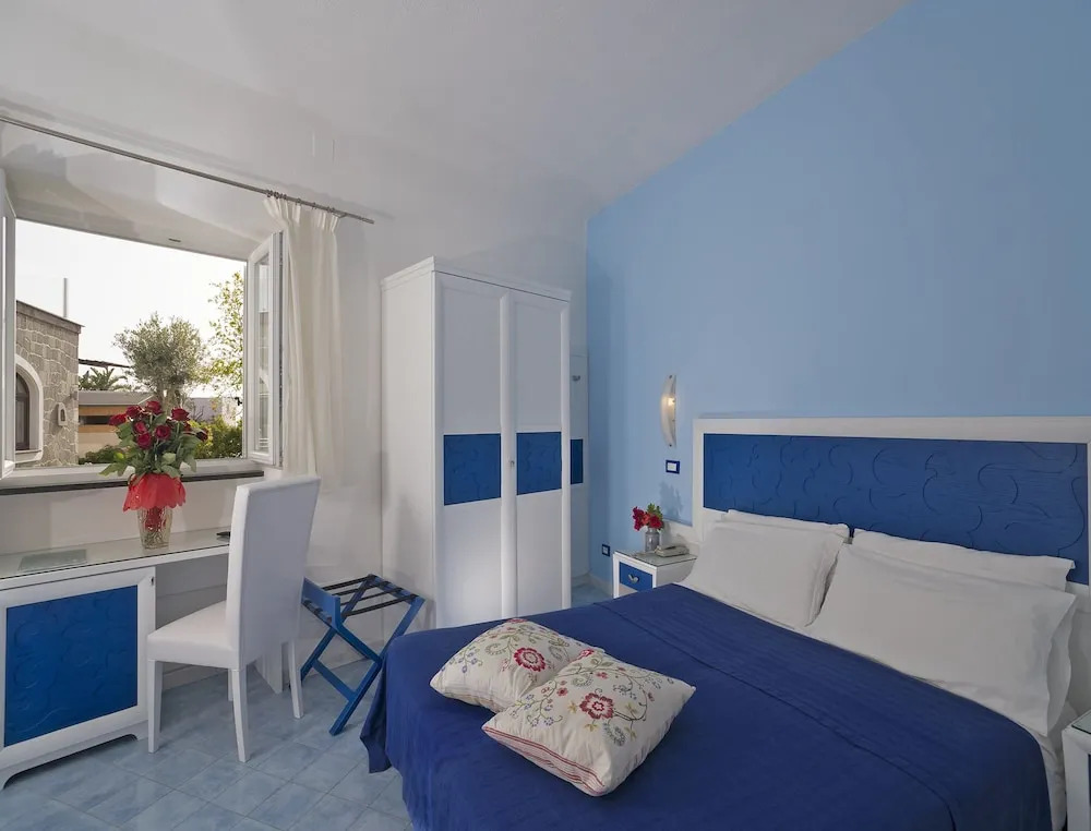 Ischia, With a Breathtaking View, in the Bay of Citara for 7 Persons