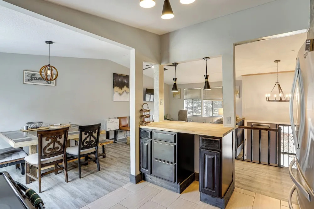 6 Mi to Dtwn Toledo! Family-friendly Haven w/ Deck