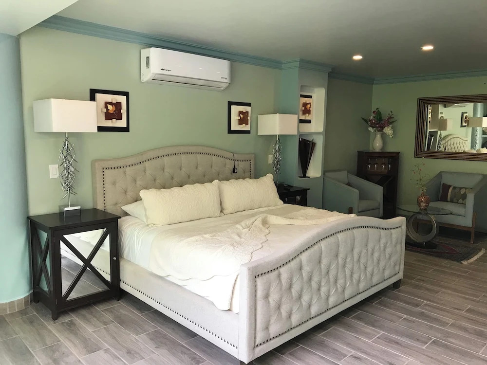 Family vacation home, 10 miles from downtown Pv romantic zone, ocean frontage