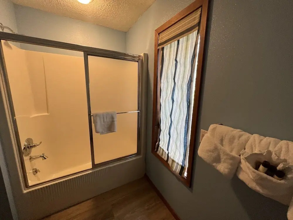 Forest view, log-sided two bedroom, two bath condo on Lake Ouachita. by RedAwning