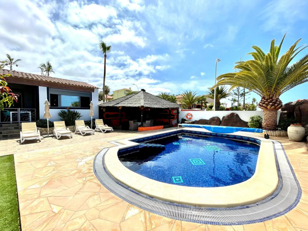 Villa Roja BBQ Piscina Privada en Tenerife Sur