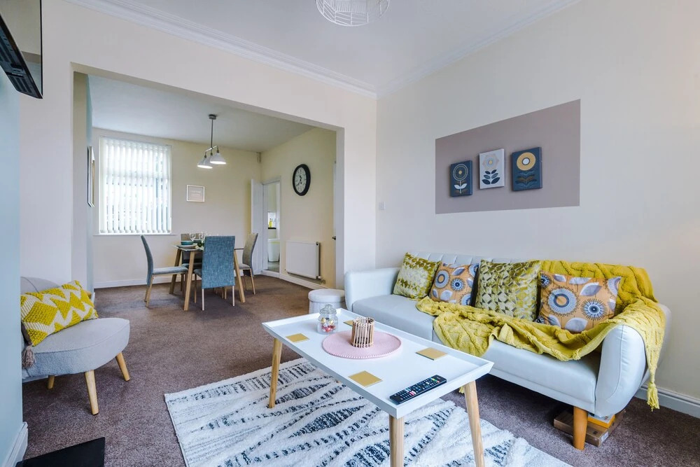 Convenient 2 Bedroom Home With Parking