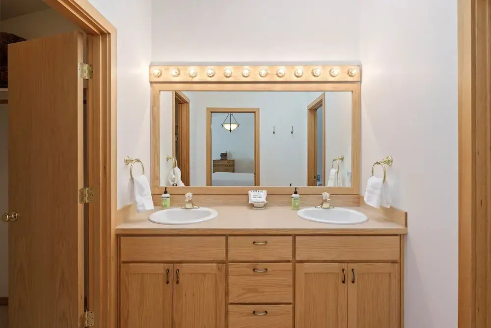 Charming Hot Tub Home Near Sharc
