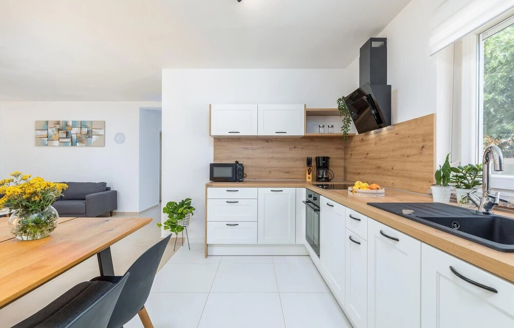 Lovely Home In Valbandon