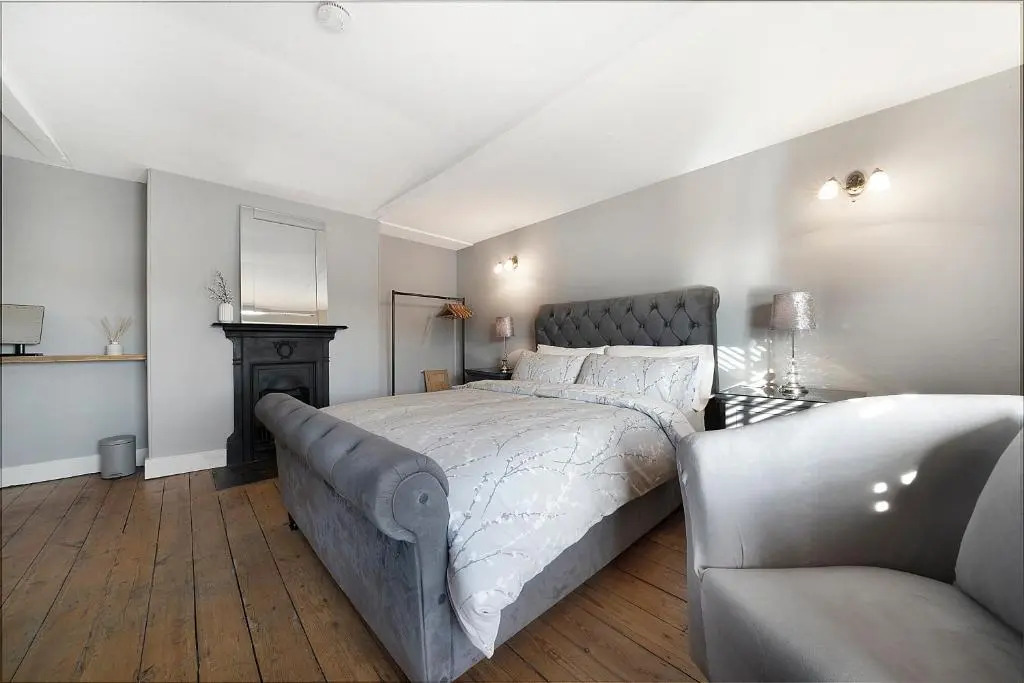 Private Room with En-suite, City Centre With Free On Site Parking