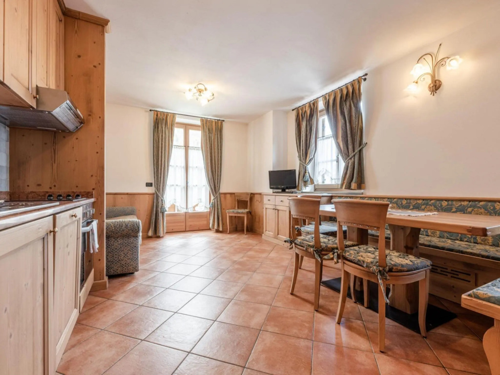 Hilltop apartment in Commezzadura with garden