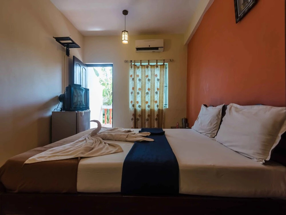 OYO StayOut Baga Party Guest House