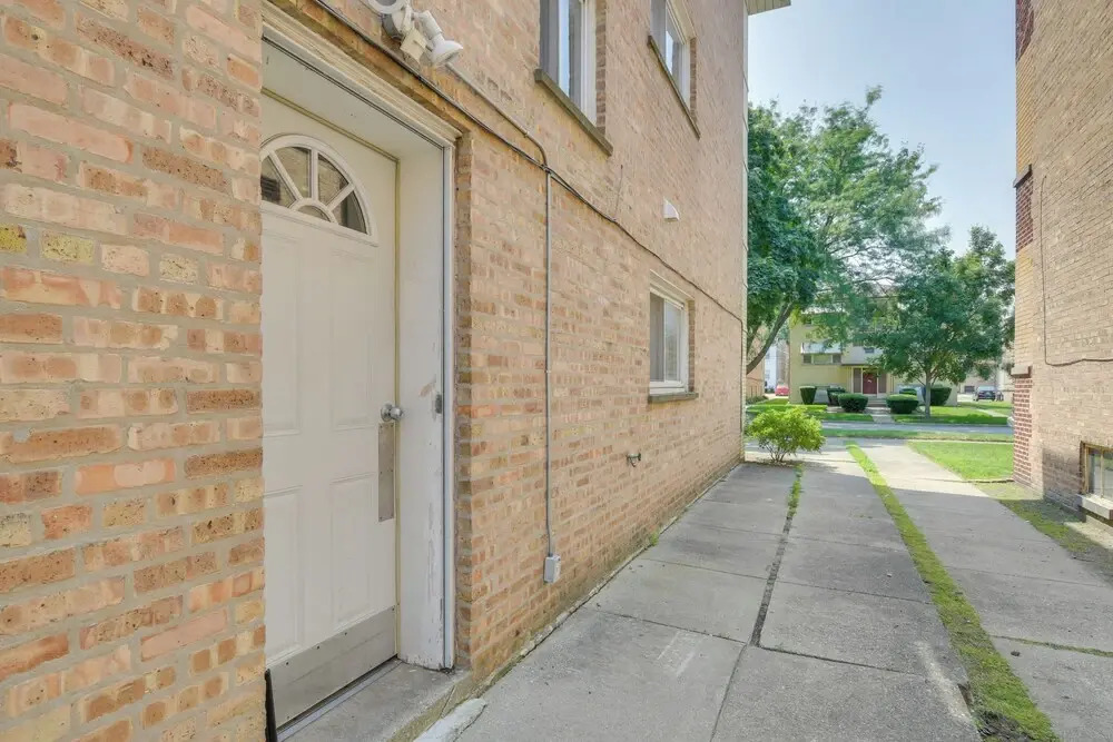 Walk to Train: Convenient Skokie Condo!