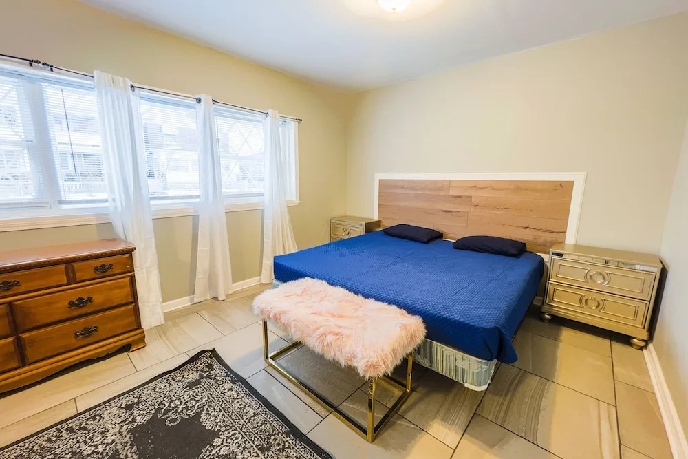The Stone Castle - With Private Yard & Parking, Near Falls & Casino by Niagara Hospitality