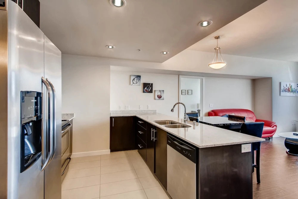 Highrise 2 BR Prime Spectacular Views