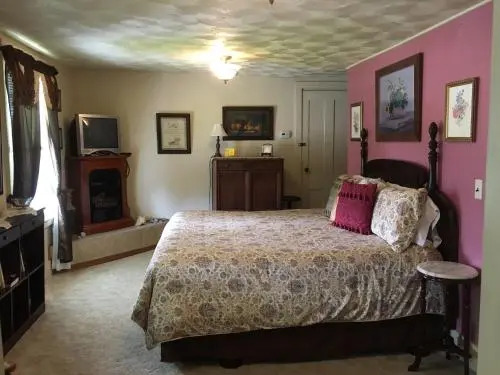Glass Magnolia Bed & Breakfast