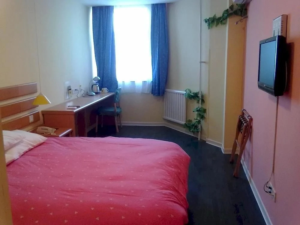 Home Inn Urumuqi Changjiang Road Jing'Er Road