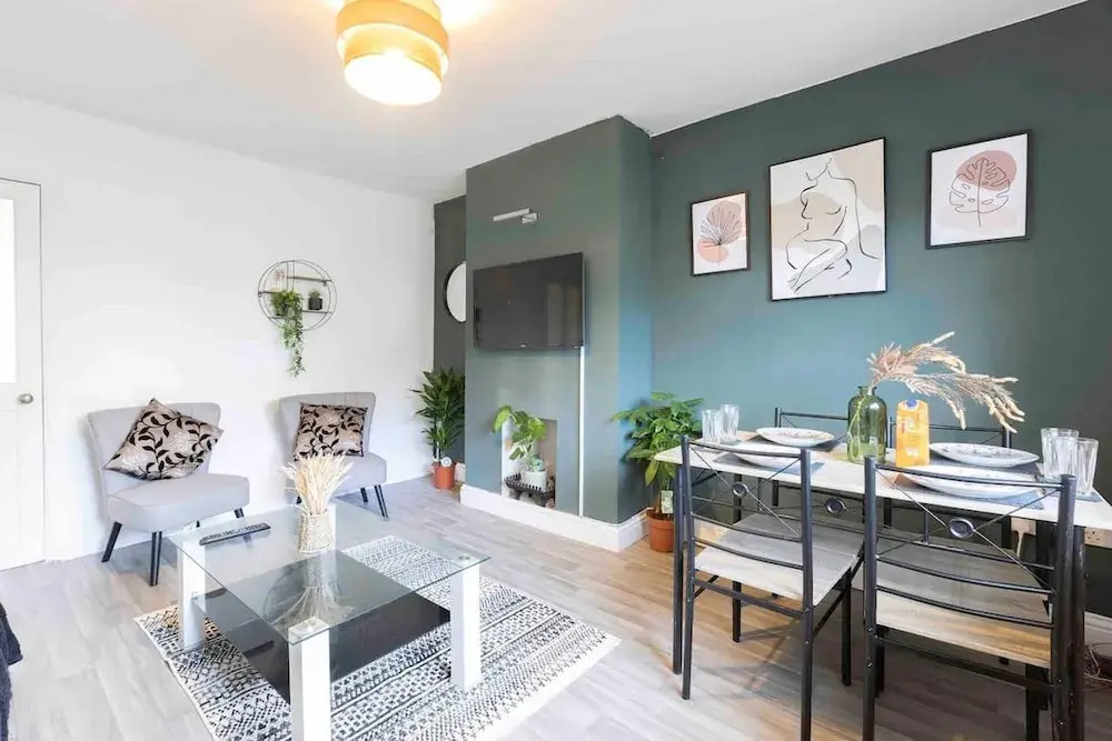 House-sleeps7-parking-garden-petfriendly