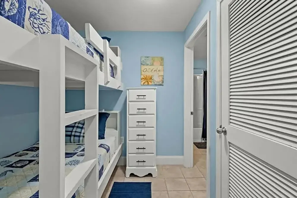 Laketown Wharf 402