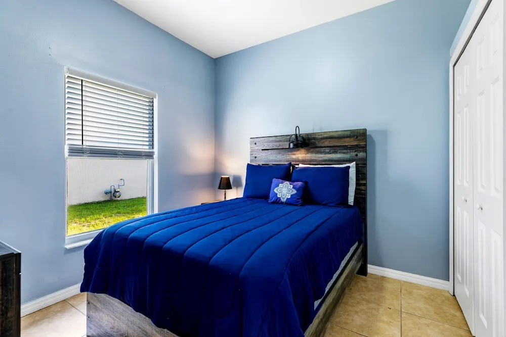 Sunny Private Pool with Nature View to Rear - Quiet Community - Nr Disney