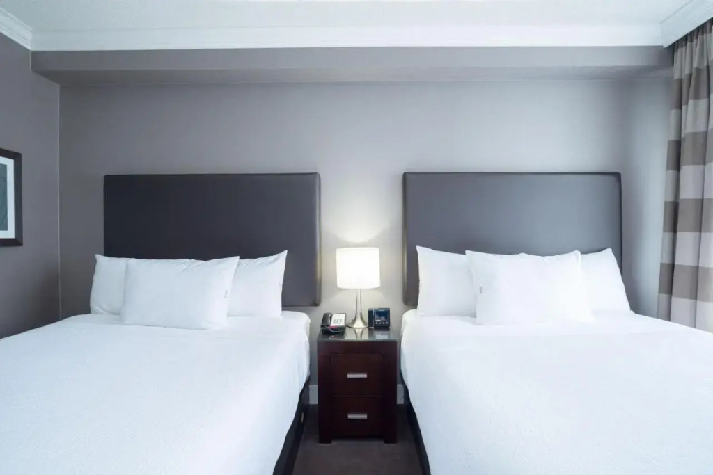 Stage West All-Suite Hotel & Theatre Restaurant