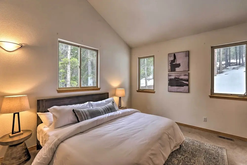 Secluded Retreat w/ Mountain Views in Evergreen