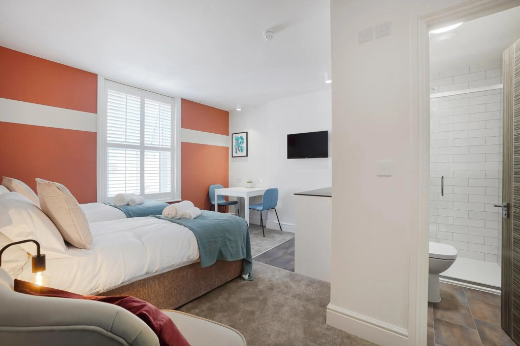 Self contained eco-studio apartments Perfect for contractors Pets welcome Like a hotel but better Pure Abodes serviced accommodation