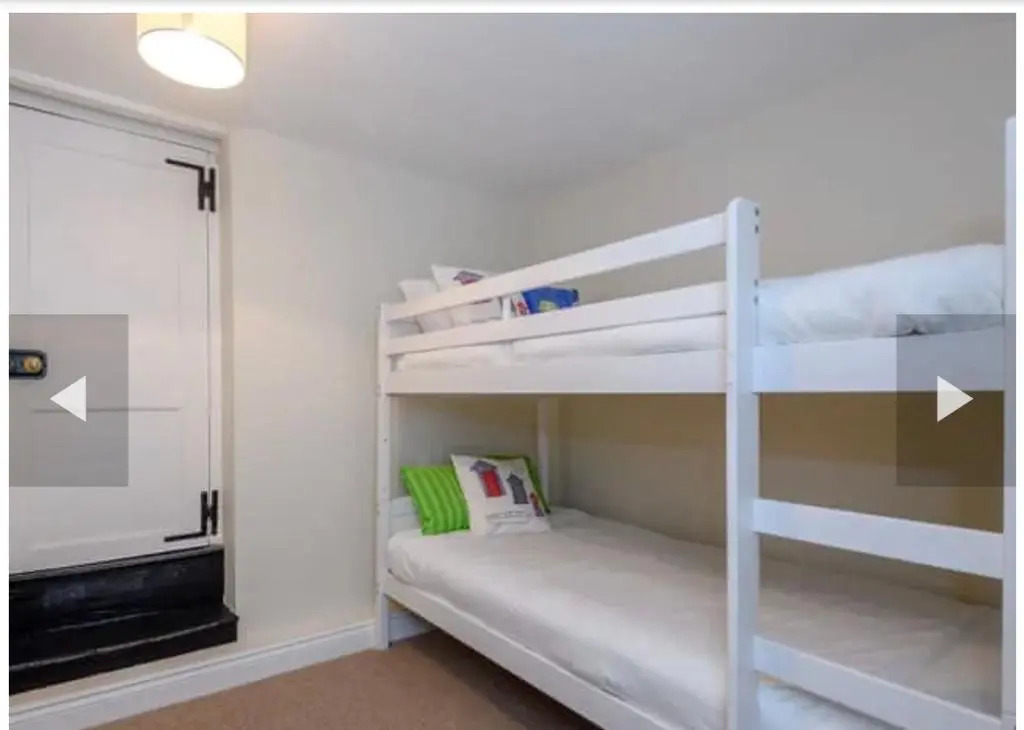 West Cottage. Central, beautiful, 2 mins to beach